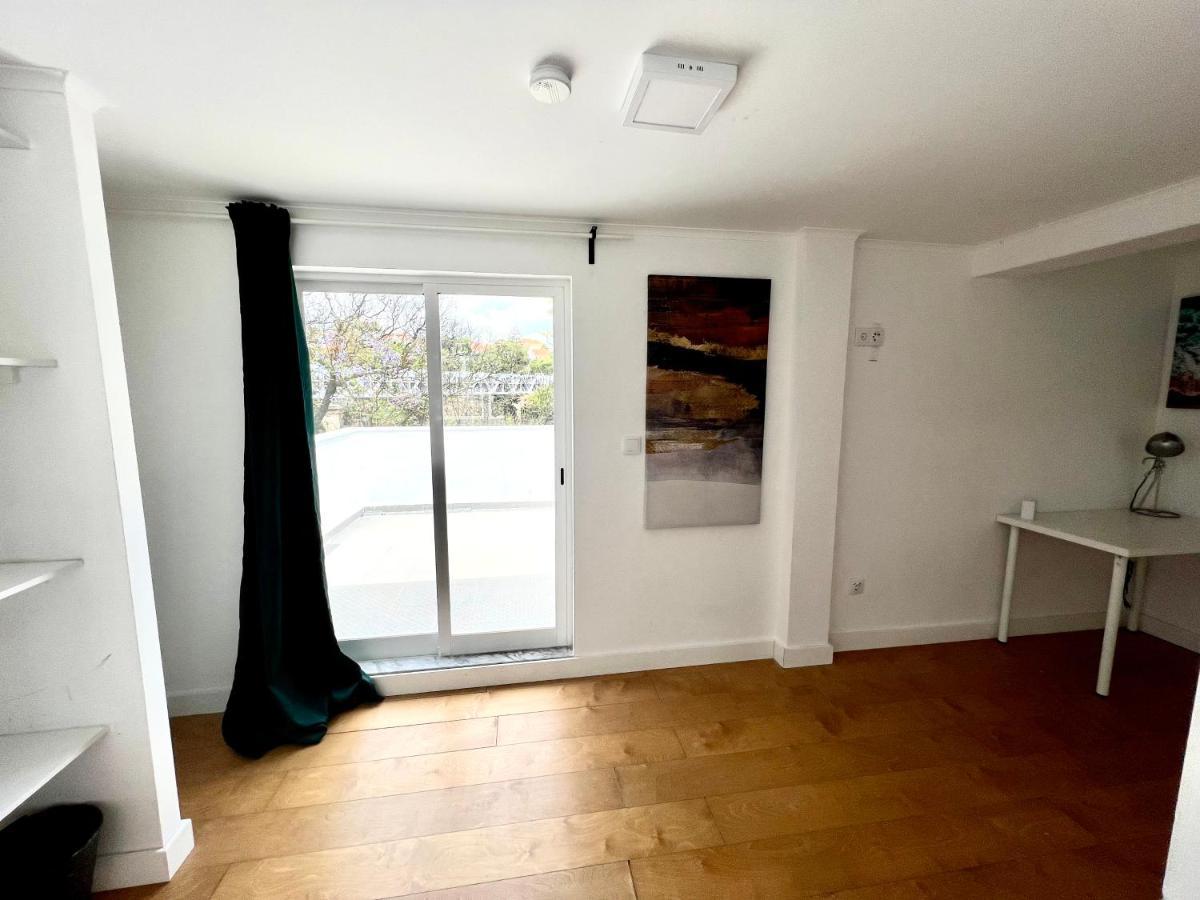 Oeiras Beach Private Room 9 - Double Bedroom With Shared Bathroom & Terrace 오이라스 외부 사진