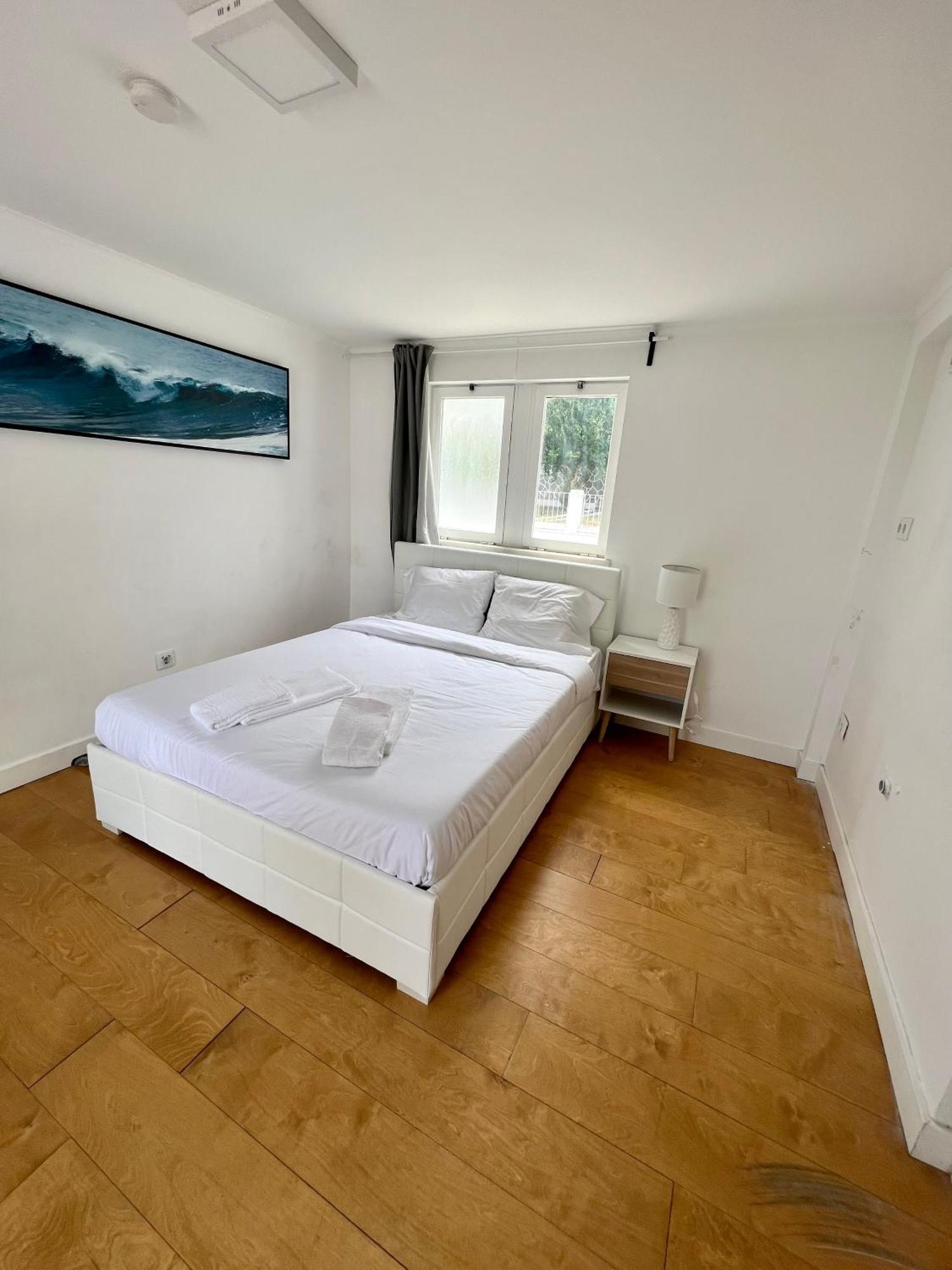 Oeiras Beach Private Room 9 - Double Bedroom With Shared Bathroom & Terrace 오이라스 외부 사진